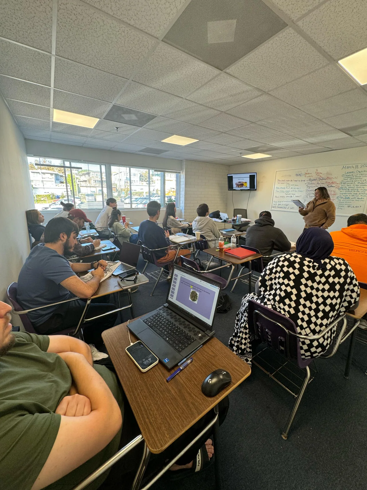 الطلاب يتعلمون اللغة الإنجليزية في أحد الفصول الدراسية في Internexus Los Angeles